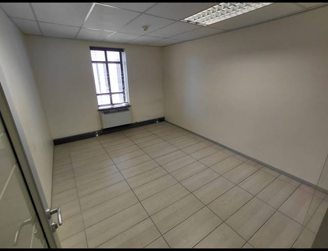 315M² OFFICE TO LET IN MAGALIESSIG